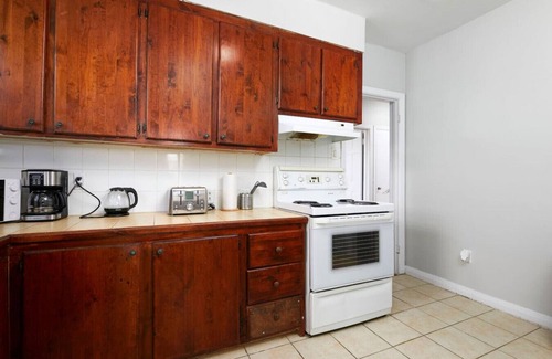 Cote-Des-Neiges—Notre-Dame-De-Grace Apartment | Beautiful 2BR on Walkley