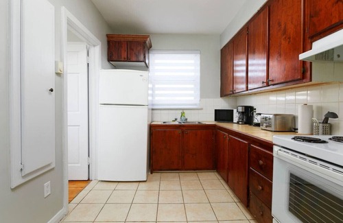 Cote-Des-Neiges—Notre-Dame-De-Grace Apartment | Beautiful 2BR on Walkley
