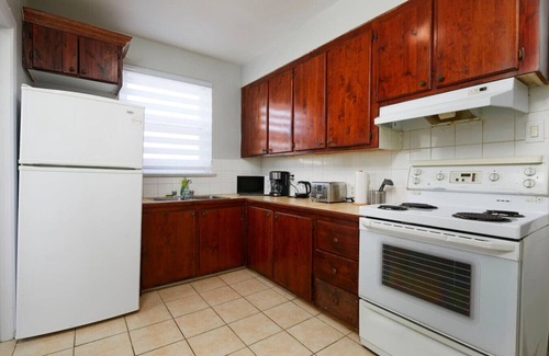 Cote-Des-Neiges—Notre-Dame-De-Grace Apartment | Beautiful 2BR on Walkley