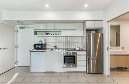 Auckland Central Business District Apartment | Beautiful 2BR - Pool, Gym & Parking Zodiak Stays