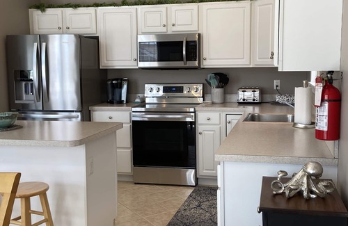 Gold Coast Condo | Beautiful 2nd Floor Condo - One Block to Beach
