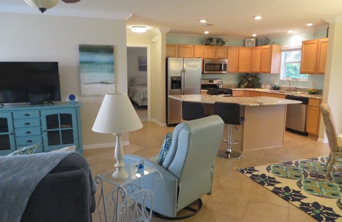 Woodbury House | Beautiful 3/2 designer home, pet friendly, free WiFi, golf cart, hot tub