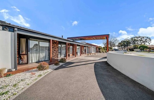 Queanbeyan West House | Beautiful 3 bedroom family home