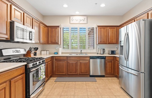 Anthem House | Beautiful 3 Bed Home with Backyard Oasis in Anthem Country Club w/free E-Bikes