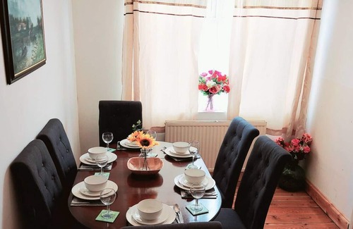 Chatham House | Beautiful 3-Bed House in Chatham