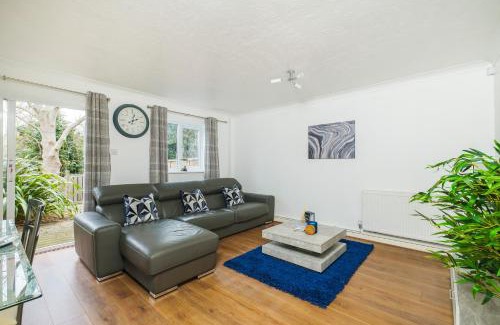 Little Holland Apartment | Beautiful 3 Bed House with Amazing Views in Dartford, Kent