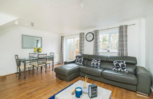 Little Holland Apartment | Beautiful 3 Bed House with Amazing Views in Dartford, Kent