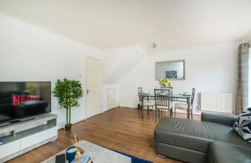 Little Holland Apartment | Beautiful 3 Bed House with Amazing Views in Dartford, Kent