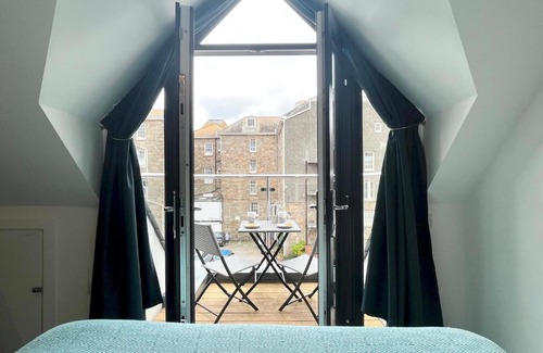 Chysauster House | Beautiful 3 Bed Townhouse with Parking, close to Sea Front