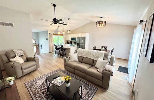 Weber House | Beautiful 3-bedroom/4 bed house in IC in Great Location