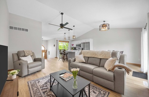 Weber House | Beautiful 3-bedroom/4 bed house in IC in Great Location