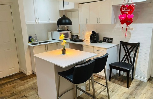 Angus House | Beautiful 3 Bedroom Basement Apartment
