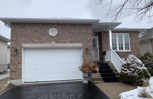 Kingston House | Beautiful 3-Bedroom Bungalow in Downtown Kingston- 5 Minutes from Lake Ontario