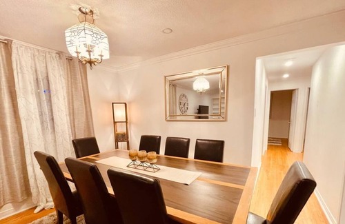 Aurora House | Beautiful 3 bedroom bungalow house step to Yonge