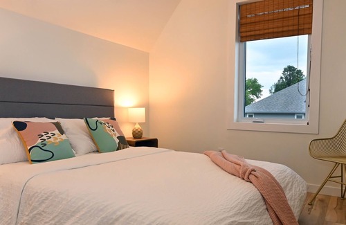 Rossmore House | Beautiful 3-Bedroom Cottage with Lake View