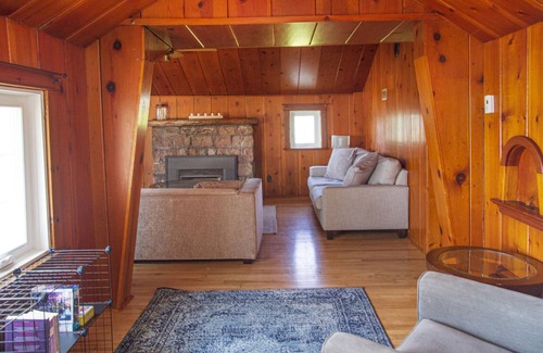 Bridgenorth House | Beautiful 3 bedroom cottage on Chemong Lake with 100 ft of sandy waterfront.