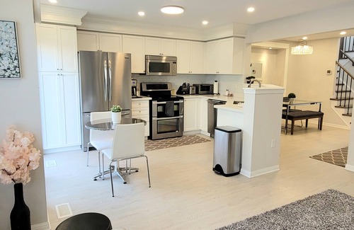 Cambridge House | ★ Beautiful 3 Bedroom Home - Parking, Wi-fi, near Hwy 401, 6 Beds available