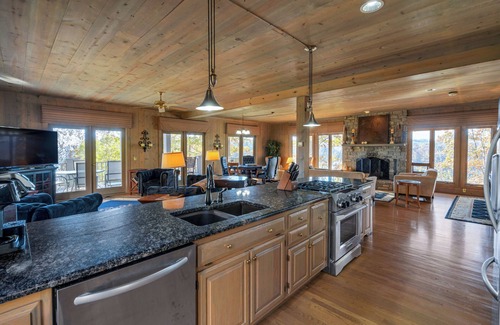 Jamestown House | Beautiful 3 Bedroom Home at Jamestown Marina with pool and boat ramp access