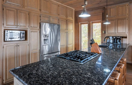 Jamestown House | Beautiful 3 Bedroom Home at Jamestown Marina with pool and boat ramp access