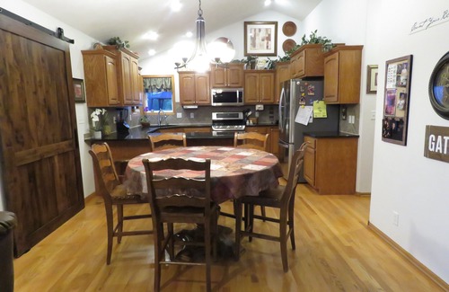 Lincoln House | Beautiful 3 BR home with easy access to I-80 and 10 minutes to downtown.