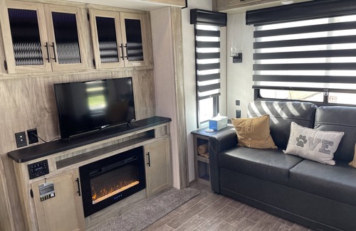 Thermopolis House | Beautiful 3 BR Travel Trailer near River