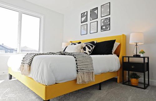 Southwest Edmonton House | Beautiful 3 King Beds,Garage,Airport,Disney+