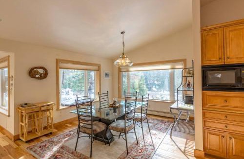 Round Hill Village House | Beautiful 3500sf Lake Tahoe Home W/Open Layout