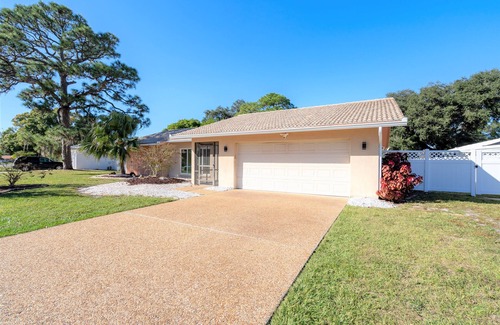 Gulf Gate Woods House | Beautiful 3B/2B Heated Pool Home Near Siesta Beach
