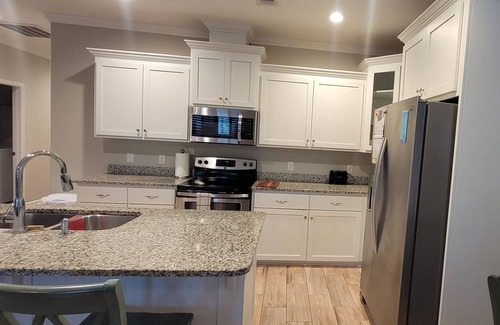 St. Marys House | Beautiful 3bed two bathroom home near to Kingsbay Base and shopping center.
