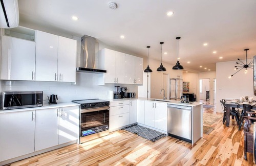 Maisonneuve Apartment | Beautiful 3BR in Montreal famous Saint Catherine