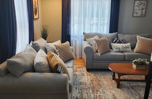 Waterbury House | Beautiful 4 bed, 2 bath centrally-located home