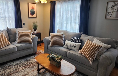 Waterbury House | Beautiful 4 bed, 2 bath centrally-located home