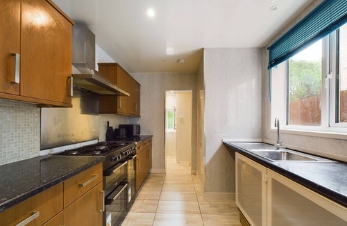 Selhurst House | Beautiful 4 bed | 3 bathroom house | Garden| 5 mins walk to East Croydon station