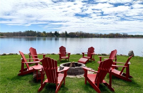 Selwyn Cottage | Beautiful 4 Bedroom Cottage on BuckHorn Lake