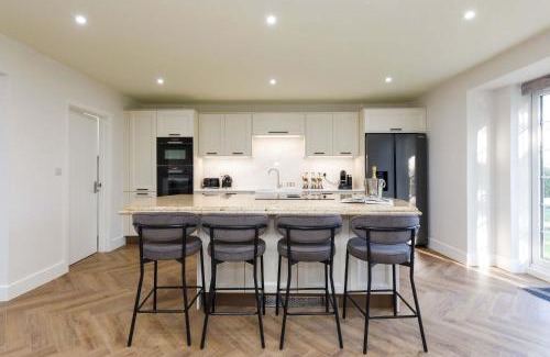 Ford House | Beautiful 4-Bed Close to South Downs & Goodwood