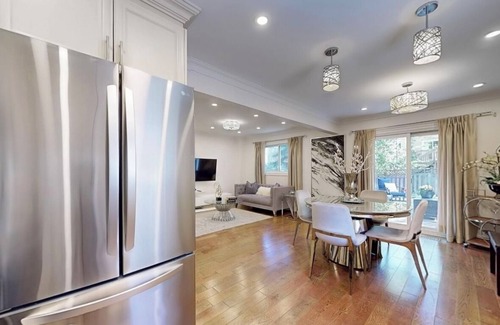 Richmond Hill House | Beautiful 4 Bedroom House (main & second floor)