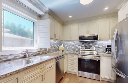 Richmond Hill House | Beautiful 4 Bedroom House (main & second floor)