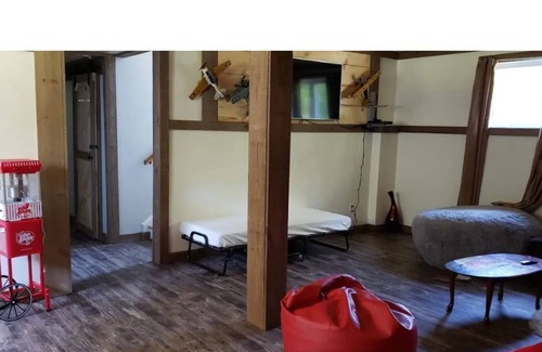 Rideau Lakes Cottage | Beautiful 4 Bedroom 2bath Cottage on 3 Acre Wooded Land