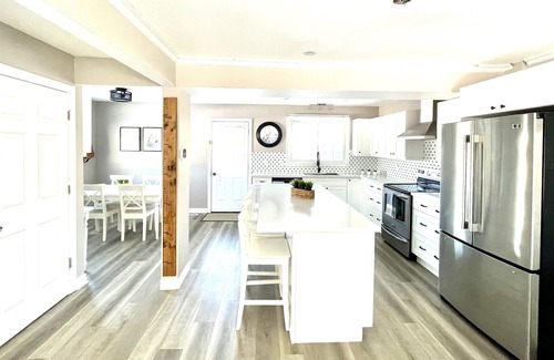 Collingwood House | Beautiful 4 bedroom home 5 minutes to Blue Mountain
