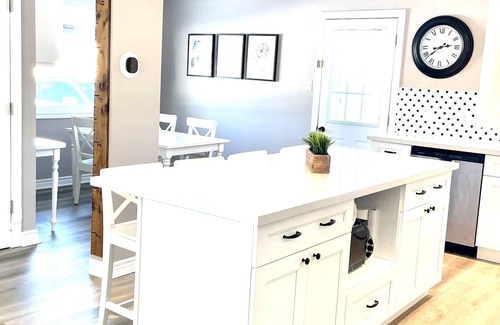 Collingwood House | Beautiful 4 bedroom home 5 minutes to Blue Mountain