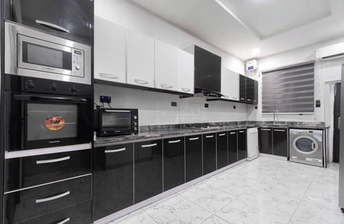 Ofin House | Beautiful 4 Bedroom Duplex Near Victoria Island Parking, wi-fi, Hot Tube, Secure