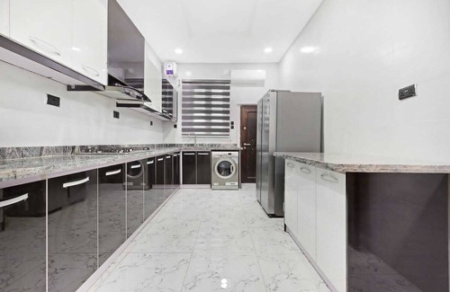 Ofin House | Beautiful 4 Bedroom Duplex Near Victoria Island Parking, wi-fi, Hot Tube, Secure
