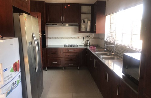 Hwange House | Beautiful 4-Bedroomed House with a Jacuzzi