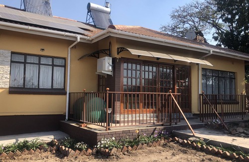 Hwange House | Beautiful 4-Bedroomed House with a Jacuzzi