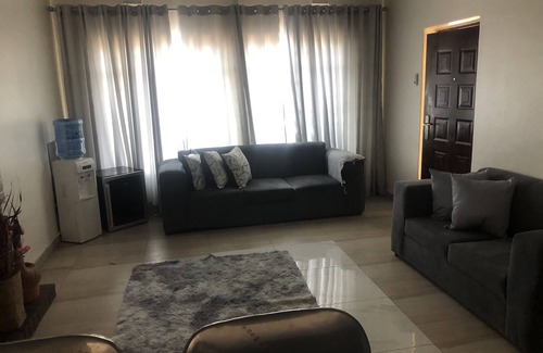 Hwange House | Beautiful 4-Bedroomed House with a Jacuzzi