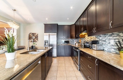 Halton Regional Municipality House | Beautiful 4 BR Home. Backyard Oasis. Chefs Kitchen