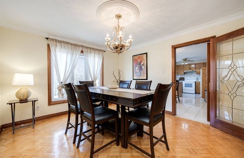 Lakeview House | Beautiful 4 BR Home by Sherway Gardens, Lakeshore