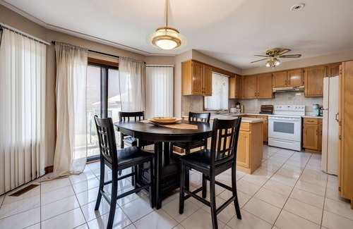 Lakeview House | Beautiful 4 BR Home by Sherway Gardens, Lakeshore