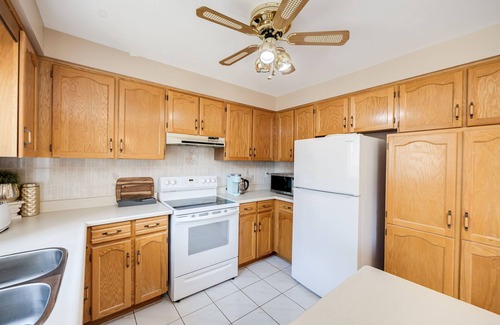 Lakeview House | Beautiful 4 BR Home by Sherway Gardens, Lakeshore