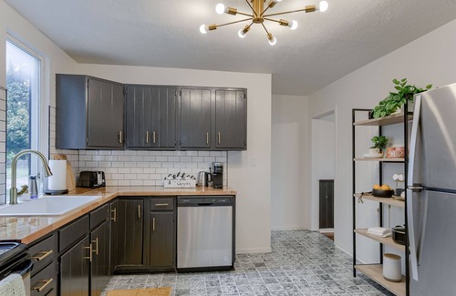 Bethany House | Beautiful 4bd with Contemporary Interior upstairs unit
